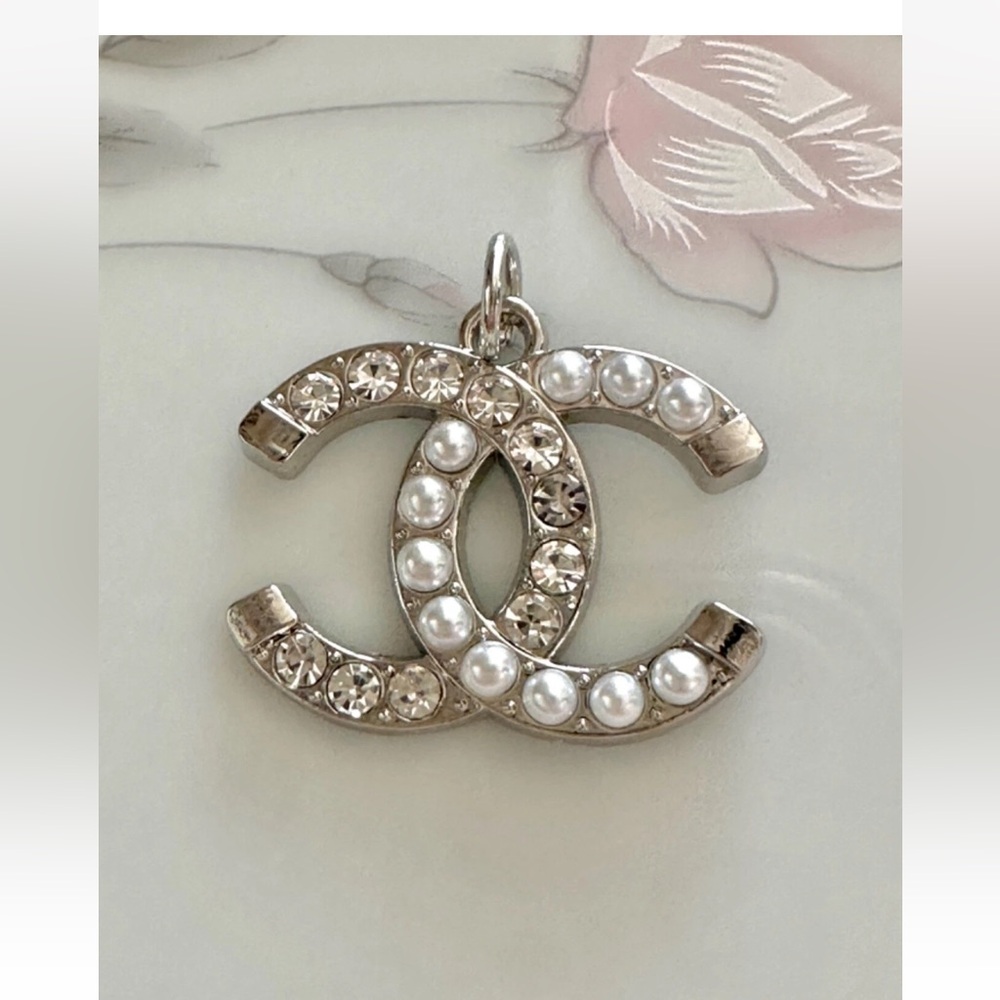 CHANEL Silver and White Necklace with Pearls and Crystals